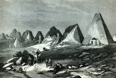 1884年2月23日の &39;The Illustrated London News&39;のナイル川（ゴードン将軍のルート）にあるメロエのピラミッド